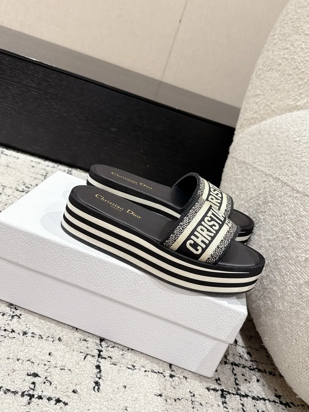 👟👟Ex-factory price 440👟👟 DIOR Dway fabric embroidered logo open toe 7cm thick sole one-word strap slippers CD letter logo three-dimensional embroidery thick bottom round toe open toe slippers The original development of the top version on the market, soft and delicate foot feel, extremely comfortable.  ✔️Upper: imported electro-embroidered cotton technical fabric ✔️Inner lining: water-dyed cowhide foot pad lining ✔️Outsole: original combination outsole ✔️Sole thickness: 7cm ✔️Size: #35-41 (40.41. Customized, non-refundable and non-exchangeable)